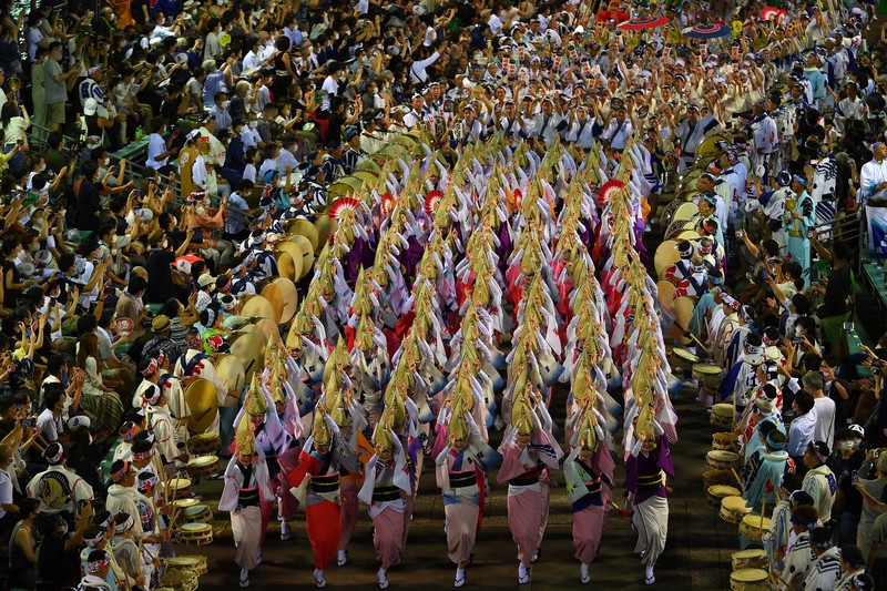 阿波踊りの総踊りで踊る人たち(記事とは直接関係ありません)=徳島市で2022年8月12日、久保玲撮影