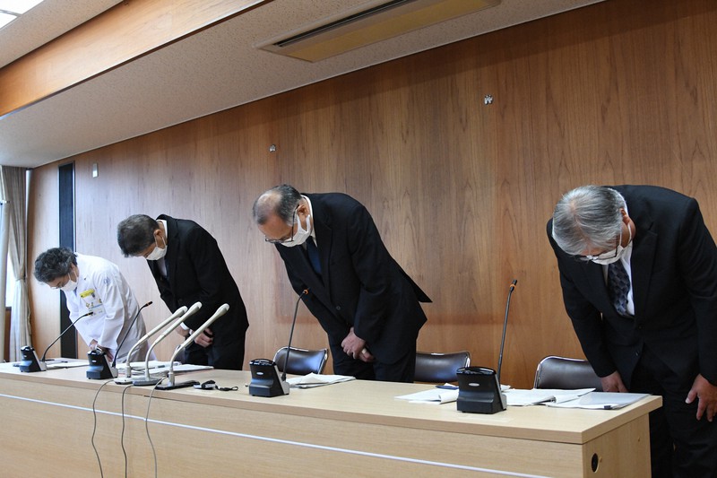 記者会見で献体のずさんな管理を謝罪する島根大の服部泰直学長(左から3人目)や鬼形和道・医学部長(同2人目)ら=島根県出雲市で2022年7月19日午前10時3分、目野創撮影