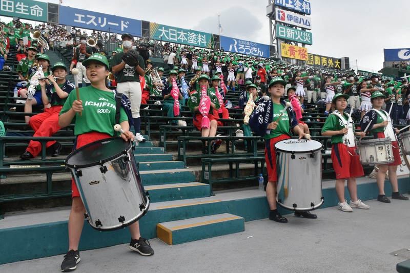 市船橋は多様な楽器で演奏した=阪神甲子園球場で2022年8月13日午後5時7分、林大樹撮影