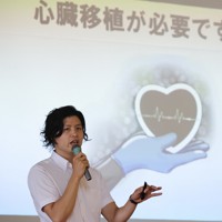 心臓移植体験を話す森原大紀さん＝神奈川県二宮町の二宮西中学校で7月12日、和田大典撮影