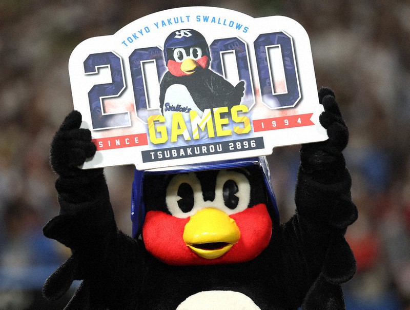 東京ヤクルトスワローズ 2000試合記念マスコット つば九郎が「史上1羽目」2000試合出場 コロナ感染＆雨天中止で2