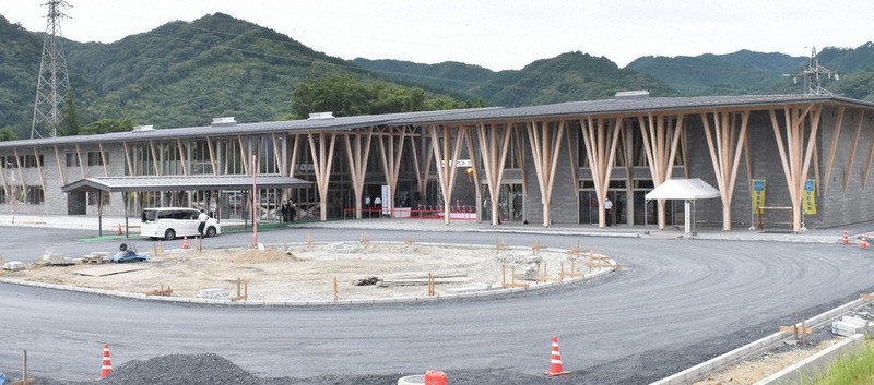 純木造新庁舎、温かく強い 茨城・大子町で完成式、全て県産材 | 毎日新聞