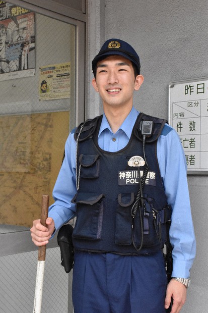 M-1」5年連続1回戦敗退…妻の一言で警官に転職、防犯コントも | 毎日新聞