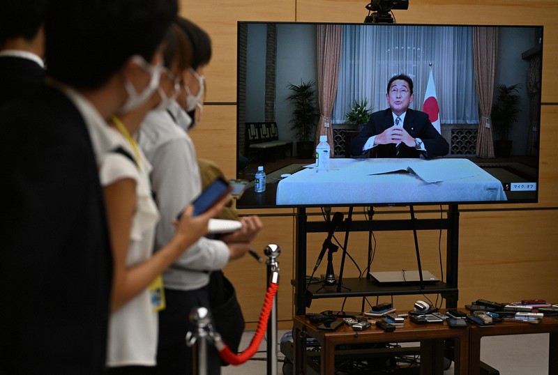 オンライン形式で記者団の質問に答える岸田文雄首相=首相官邸で2022年8月22日午後7時25分、竹内幹撮影