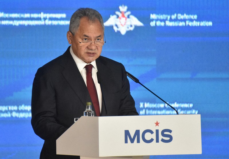 ロシア国防省主催の国際会議で登壇するショイグ国防相=モスクワ郊外で2022年8月16日、前谷宏撮影