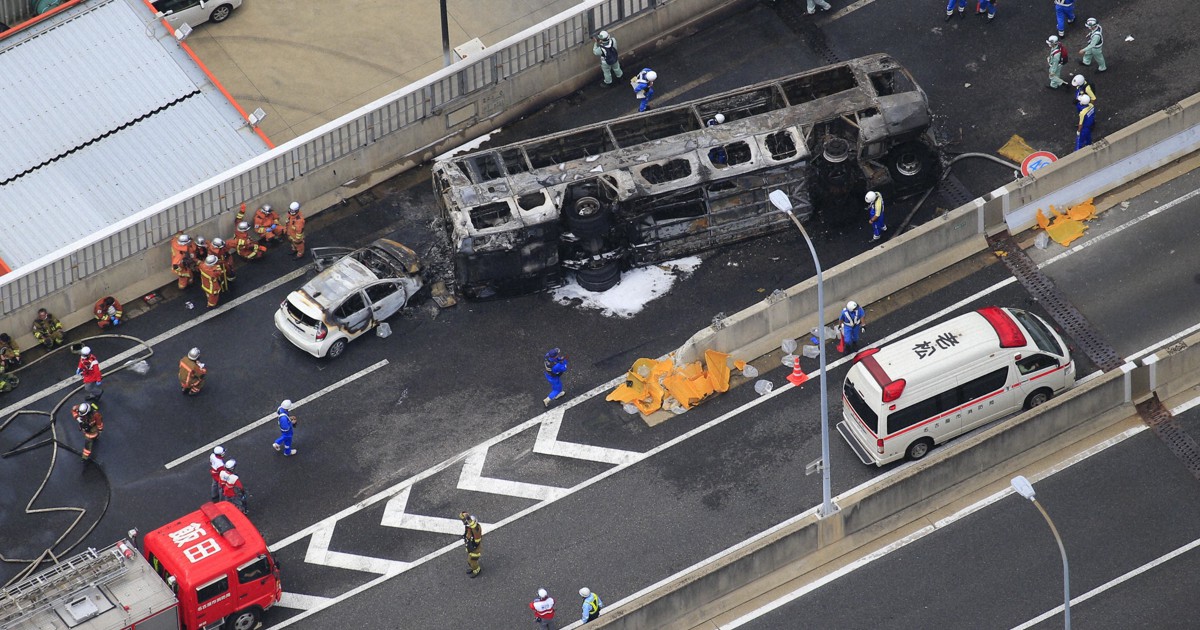 名古屋高速で多重事故、2人心肺停止 7人がけが、大型バス炎上 | 毎日新聞