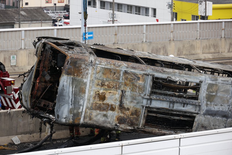 「10回ぐらい爆発音が」名古屋高速でバス横転 現場近くの男性証言 毎日新聞