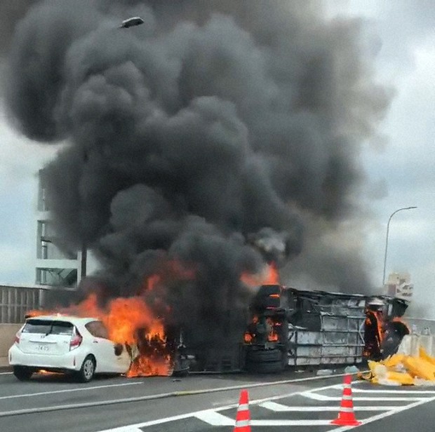 名古屋高速バス炎上事故 2人の死亡確認 7人がけが 毎日新聞