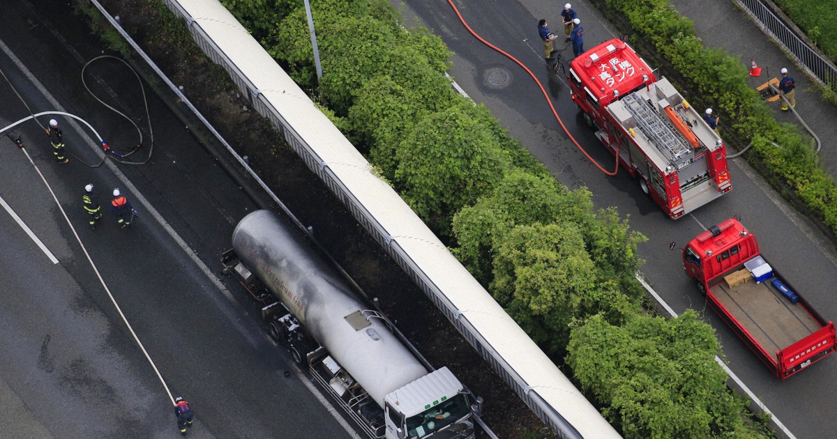 大阪・高槻の名神高速でタンクローリーが炎上 けが人なし | 毎日新聞