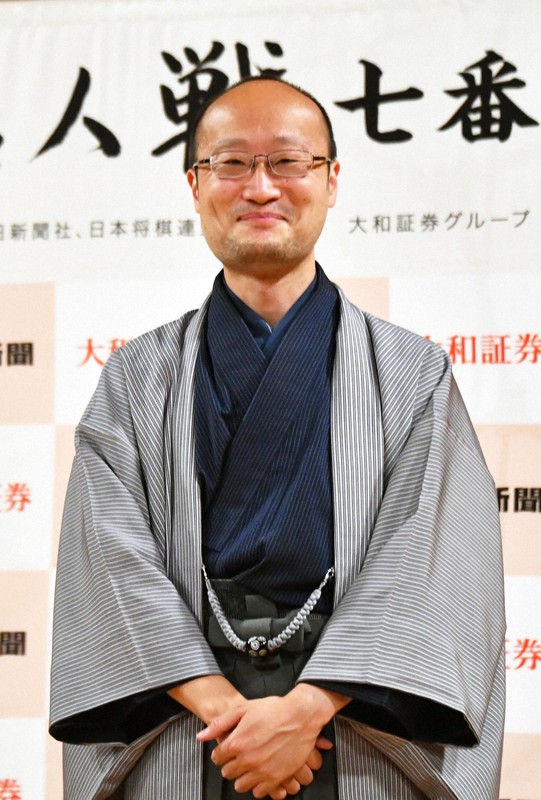 3連覇を果たし、記者会見場で笑顔を見せる渡辺明名人=岡山県倉敷市の倉敷市芸文館で2022年5月29日午後9時31分、加古信志撮影