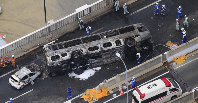 名古屋高速でバス横転し炎上 2人死亡 7人けが 写真特集1 22 毎日新聞