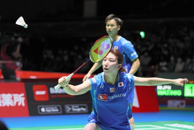 混合ダブルス2回戦でシャトルを追う東野有紗（手前）。奥は渡辺勇大＝東京体育館で2022年8月24日（代表撮影）