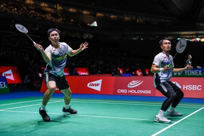 男子ダブルス2回戦に臨むヘンドラ・セティアワン（左）とモハンマド・アーサン＝東京体育館で2022年8月24日午後0時半（バドミントンフォト提供）
