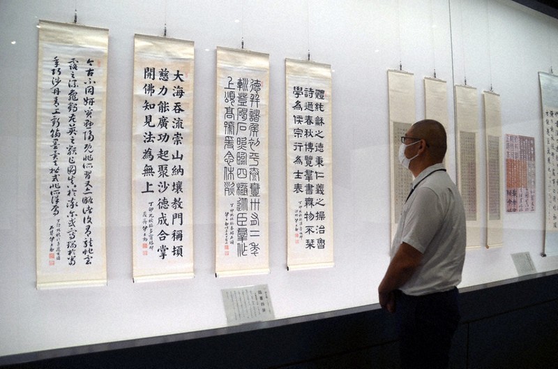 四つの書体を並べた伊立勲の作品=滋賀県東近江市五個荘竜田町で、伊藤信司撮影