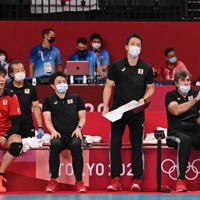 東京オリンピックでコーチだったブラン氏（右端）の横でアナリストを務めた伊藤健士さん（右から2人目）。パリ五輪に向けて筆頭コーチとなった＝東京都江東区の有明アリーナで2021年8月3日、宮間俊樹撮影
