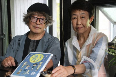 作者の中澤晶子さん（右）と挿絵を描いたささめやゆきさん