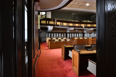 重厚な扉のむこうに市議会議場があった＝福岡県大牟田市で2022年8月5日、金澤稔撮影