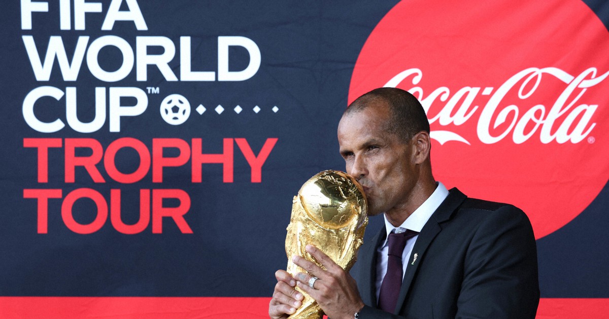 エリア代表決定戦　トロフィー T-1057 青とゴールドのスレンダートロフィー。