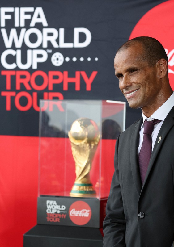サッカーW杯の優勝トロフィー、日本でお披露目 [写真特集1/10] | 毎日新聞