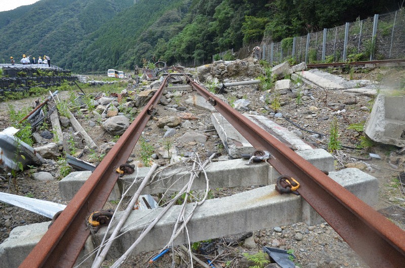九州豪雨 時止まった被災鉄路 肥薩線不通区間公開 | 毎日新聞