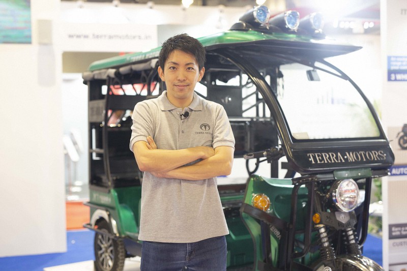 Eリキシャの前に立つテラモーターズの上田晃裕社長=同社提供