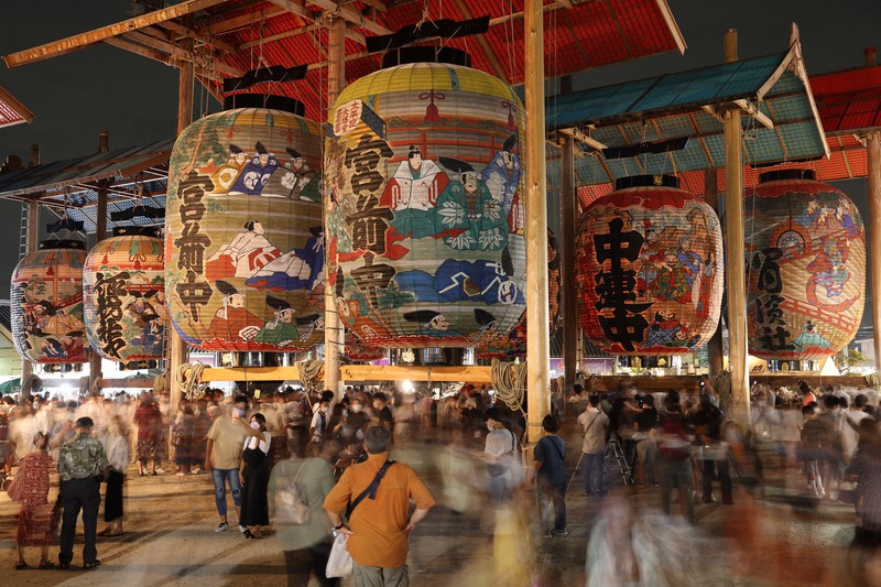 夜空に映える巨大な時代絵巻 愛知「三河一色大提灯まつり」 | 毎日新聞