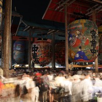 夜空に映える巨大な時代絵巻 愛知「三河一色大提灯まつり」 [写真特集1