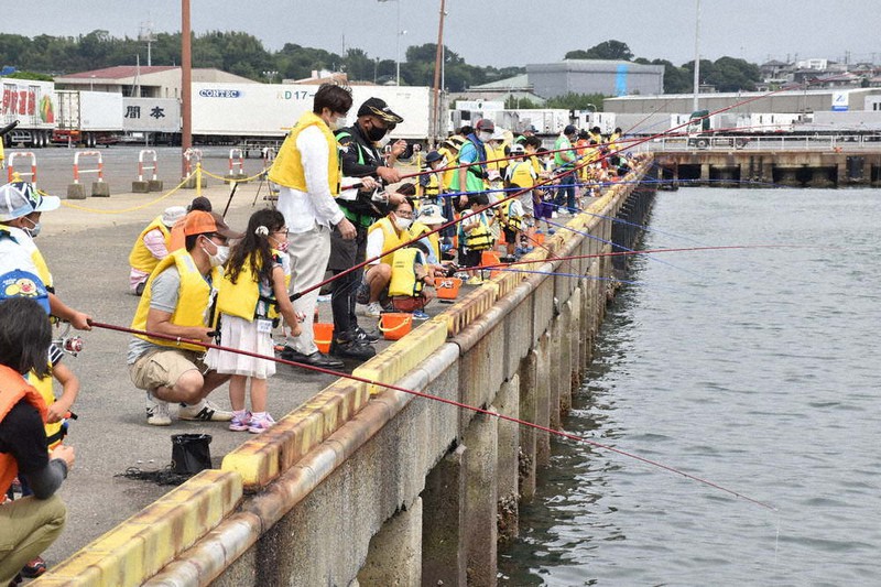 カジキ釣りで熱気、最大65キロ 大洗で初、国際大会開幕 子どもらは釣り