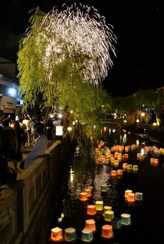 城崎温泉で 灯籠流し 川面の願い 花火照らす 兵庫 毎日新聞