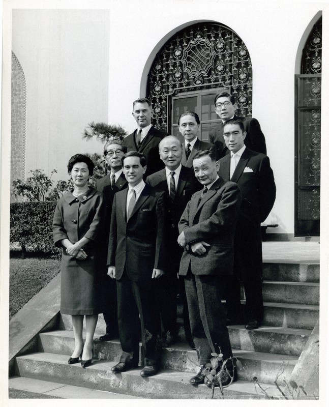 1962年3月5日、日本文学紹介の功績で「菊池寛賞」を受賞した記念昼食会で。キーンさん(前列中央)、ライシャワー駐日大使(後列左)、親交が深かった作家の三島由紀夫氏(中列右)や吉田健一氏(前列右)が写っている。(ドナルド・キーン記念財団提供)