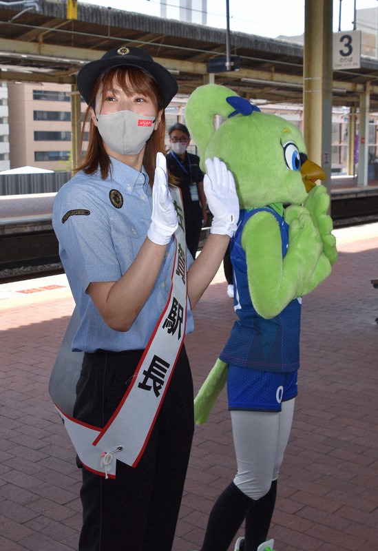 バレー銅メダリスト・新鍋理沙さんが一日駅長 JR佐賀駅で | 毎日新聞