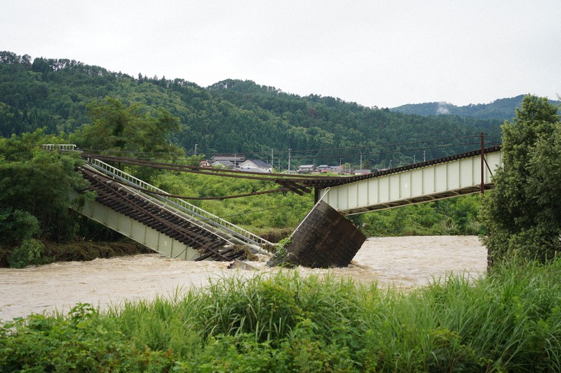 激しい雨の影響で一部崩落したJR磐越西線の鉄橋＝福島県喜多方市で2022年8月4日午後0時半、玉城達郎撮影