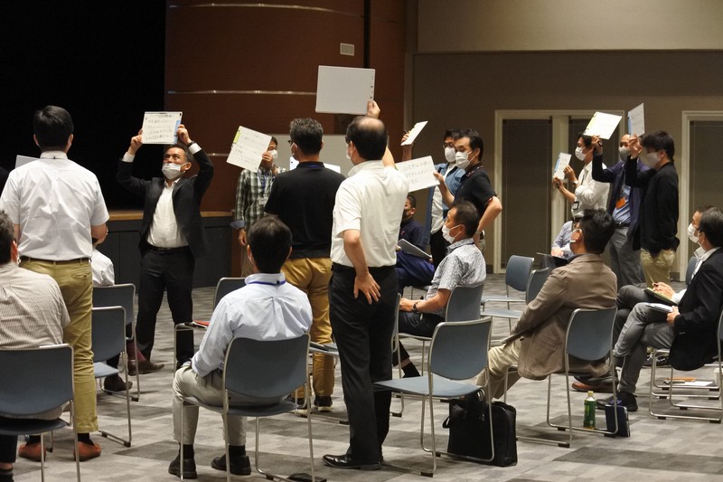 管理職としての課題などを掲げる「イクボス」研修の様子=西部ガス提供