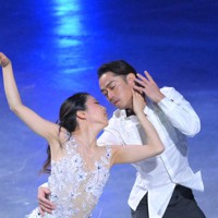 昨年の全日本選手権エキシビションで演技する村元哉中（左）、高橋大輔組＝さいたまスーパーアリーナで2021年12月27日、宮間俊樹撮影