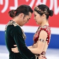 昨年の全日本選手権アイスダンスでフリーの演技を終えた直後の村元哉中（右）、高橋大輔組＝さいたまスーパーアリーナで2021年12月25日午後4時8分、手塚耕一郎撮影