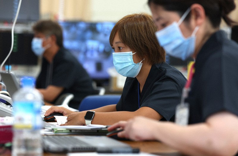 沖縄県の入院待機ステーションで入院調整など対応に追われる看護師ら=2022年8月1日午後0時1分、喜屋武真之介撮影