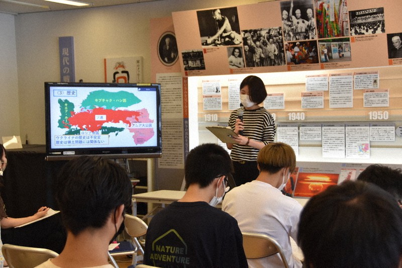 愛知学院大法学部の学生たちが、ウクライナ問題について国際法に基づいて授業で考え、発表した=名古屋市名東区のピースあいちで2022年8月18日、加藤沙波撮影