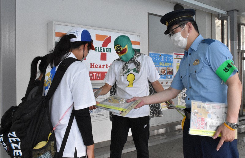 犯罪件数増、施錠で防犯を 県警公認キャラ 「ドロボー仮面」も啓発