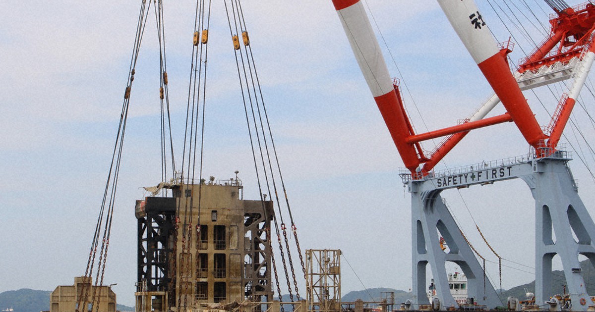 沈没船を引き揚げ 徳山下松港内で先月転覆 周南 ／山口 | 毎日新聞