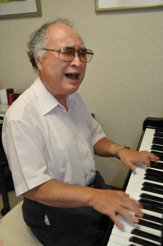 ウクライナ支援に「歌で寄り添いたい」と話す時田直也さん=神戸市中央区で、関谷徳撮影