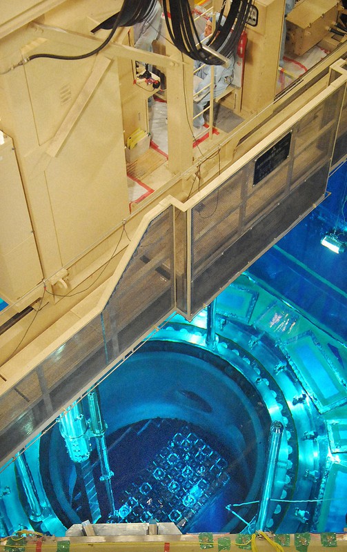 報道陣に公開された九州電力玄海原発3号機原子炉容器へのMOX燃料取り付け作業=佐賀県玄海町で2009年10月16日午後8時半(代表撮影)
