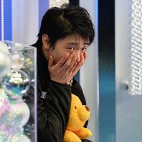 男子フリーの演技後、キス・アンド・クライで自身の得点を確認した羽生結弦選手は両手で顔を覆い、何度も得点を見返して、喜びを爆発させた＝長野市ビッグハットで2015年11月28日、宮間俊樹撮影