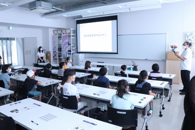 色の重なりを解説する下山肇教授