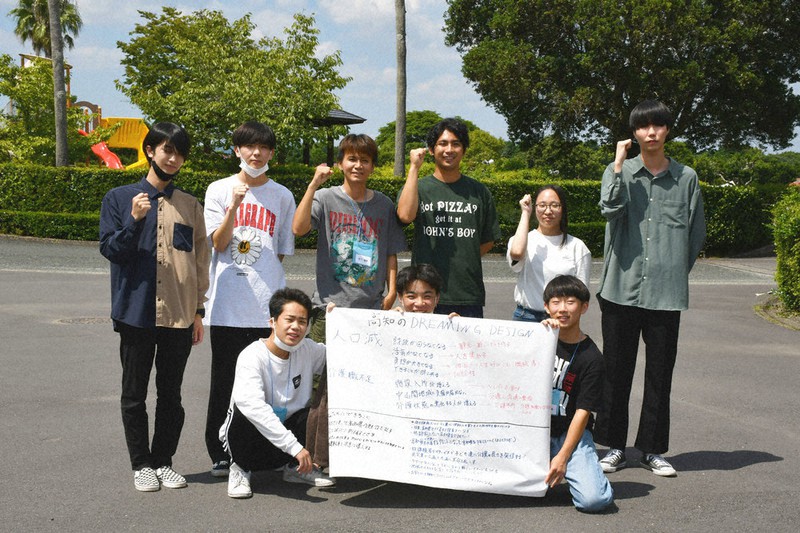 ワークショップの成果を掲げる参加者たち=高知県四万十市のオートキャンプ場・とまろっとで、上野力撮影