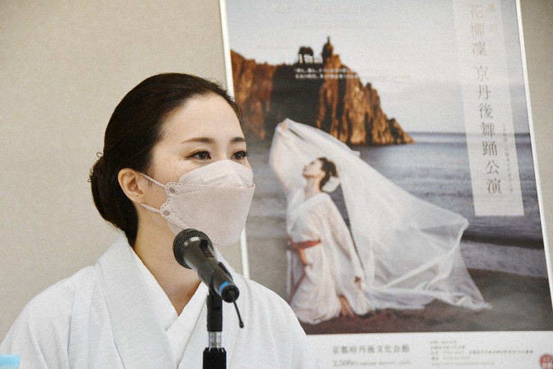 京丹後公演の抱負を語る花柳凛さん=京都府京丹後市役所で2022年8月25日午前10時35分、塩田敏夫撮影