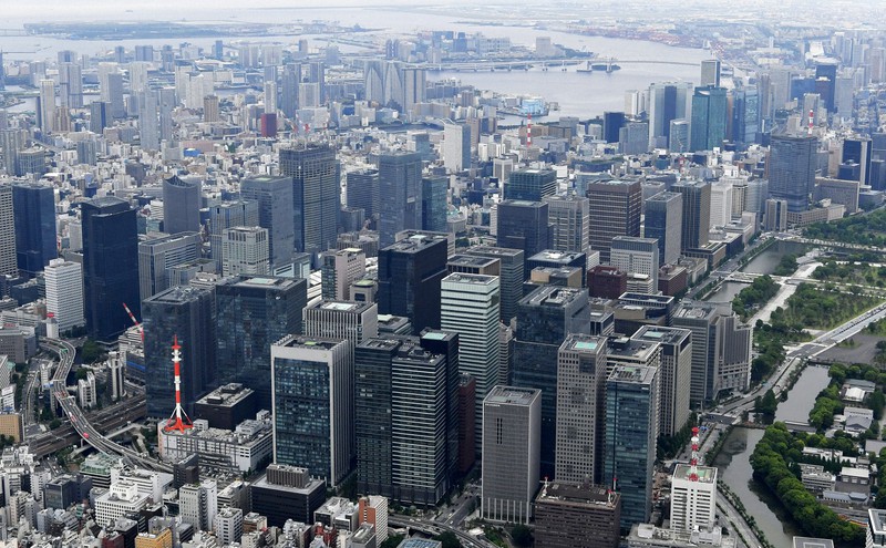 大企業の本社が建ち並ぶ東京・丸の内の高層ビル群=東京都千代田区で2021年5月18日午後1時59分、本社ヘリから西夏生撮影