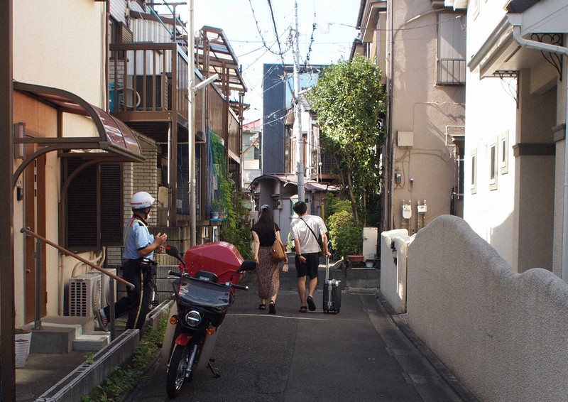 東京都葛飾区四つ木1丁目周辺は、細い路地が迷路のように続く=同区で2022年8月10日午後2時55分、柳澤一男撮影