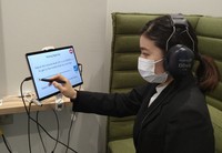 自身の聞こえ方を簡易チェックできる補聴器専門店「補聴器のリケン」グループの体験型施設＝東京都目黒区で2022年6月10日、山縣章子撮影