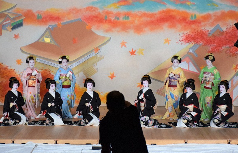 祇園をどり」ポスター 京都芸術大生デザイン刷新 3年ぶり開催へ | 毎日新聞