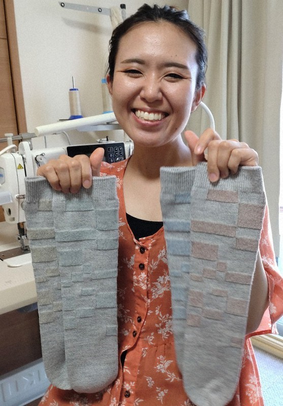 裏表のない靴下を販売している「ouca(オウカ)」代表の田村優季さん=大阪市西区九条南2で2022年6月22日午後3時55分、長崎薫撮影